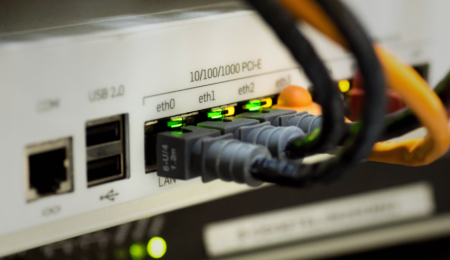 Cables Ethernet conectados a router