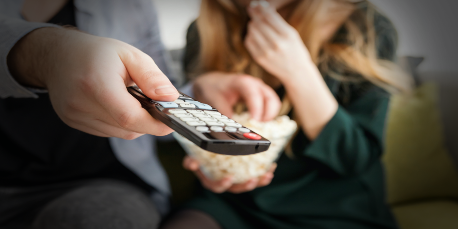 Personas viendo plataformas de streaming