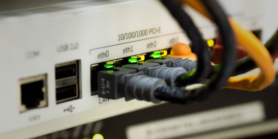 Cables Ethernet conectados a router